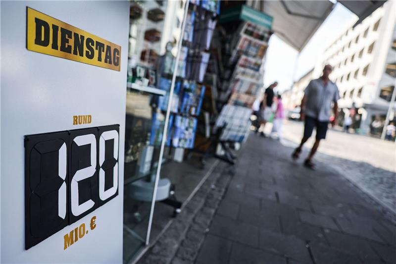 Eurojackpot über 120 Millionen Euro mit zehn Euro geknackt Ein Schild mit der Aufschrift "Dienstag - Rund 120 Mio. €" steht vor einem Tabak- und Zeitschriften-Geschäft.