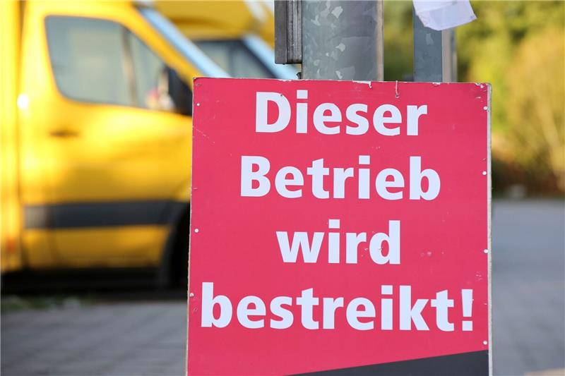 Verdi ruft Post-Beschäftigte zu Warnstreiks auf Ein Schild mit der Aufschrift «Dieser Betrieb wird bestreikt» steht vor einer bestreikten Deutsche-Post-DHL-Niederlassung.