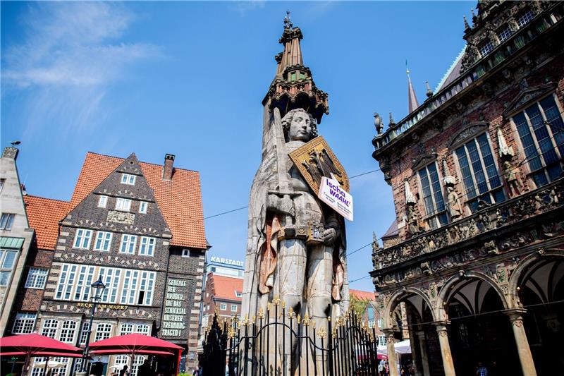 Ein Schild mit der Aufschrift «Ischa Waahl» hängt am historischen Roland.