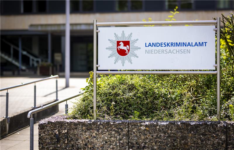 Für 155 Millionen Euro: Hannover baut modernes Kriminallabor Ein Schild mit der Aufschrift „Landeskriminalamt Niedersachsen“ ist im Eingangsbereich der Behörde zu sehen. Für 155 Millionen Euro soll ein neues Kriminallabor in Hannover entstehen. Foto: picture alliance/dpa | Moritz Frankenberg