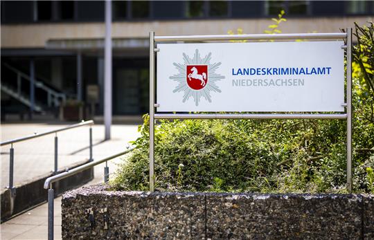 Ein Schild mit der Aufschrift „Landeskriminalamt Niedersachsen“ ist im Eingangsbereich der Behörde zu sehen. Für 155 Millionen Euro soll ein neues Kriminallabor in Hannover entstehen. Foto: picture alliance/dpa | Moritz Frankenberg