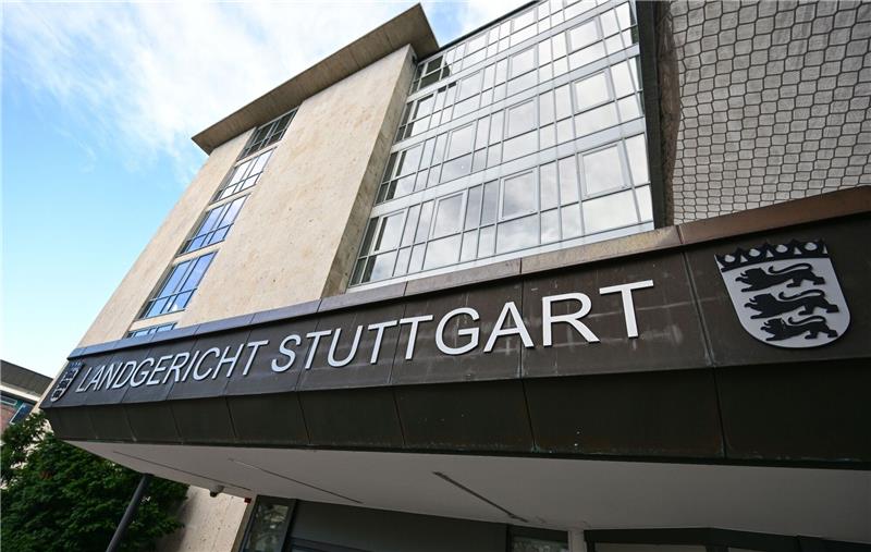Schadenersatzklagen nach Untergang von Autofrachter Ein Schild mit der Aufschrift "Landgericht Stuttgart" ist am Eingang des Gerichtsgebäudes angebracht.