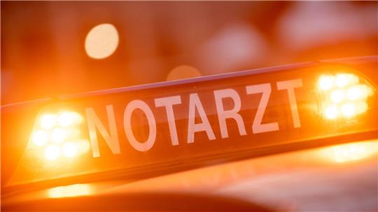 Ein Schild mit der Aufschrift "Notarzt" steht auf einem Einsatzwagen eines Notarztes.