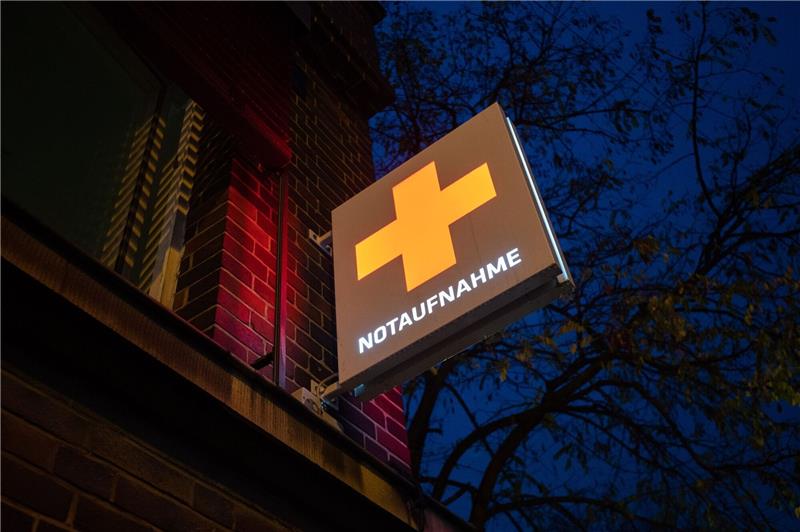 Minister überreicht Millionen-Förderung für Klinik Ein Schild mit der Aufschrift «Notaufnahme» hängt an einem Krankenhaus.