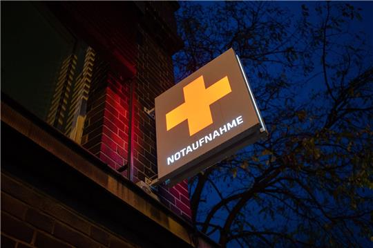 Ein Schild mit der Aufschrift «Notaufnahme» hängt an einem Krankenhaus.