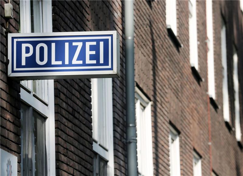 Einbruch in geschlossenes Hotel, Ast-Wurf in Clausthal-Zellerfeld Ein Schild mit der Aufschrift «Polizei» hängt an einem Polizeipräsidium.