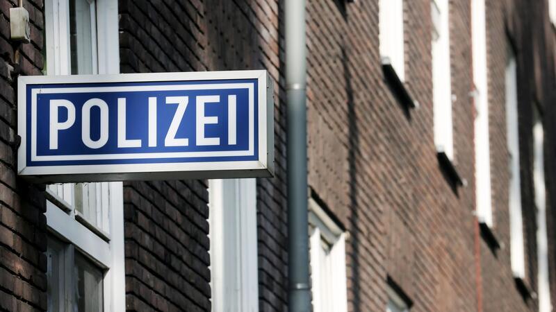 Polizei ermittelt wegen versuchten Totschlags Ein Schild mit der Aufschrift „Polizei“ hängt an einem Polizeipräsidium.
