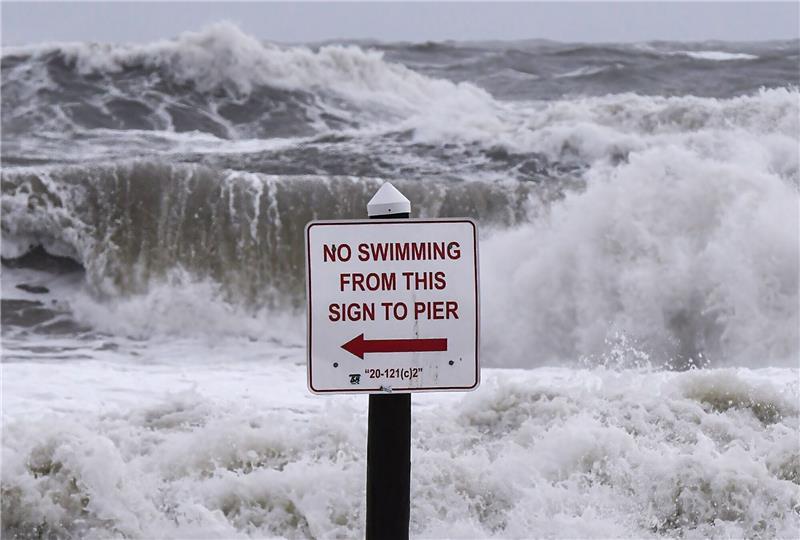 Ein Schild mit der Aufschrift «Schwimmen verboten» steht vor den Wellen in Daytona Beach. Der Sturm «Nicole» steuert auf die Ostküste der USA zu.