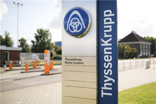 Ein Schild mit der Aufschrift «ThyssenKrupp Marine Systems» steht vor den Toren der Nordseewerke.