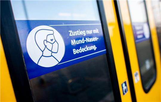 Ein Schild mit der Aufschrift «Zustieg nur mit Mund-Nasen-Bedeckung.» klebt an der Zugtür einer Regio-S-Bahn der NordWestBahn im Hauptbahnhof.