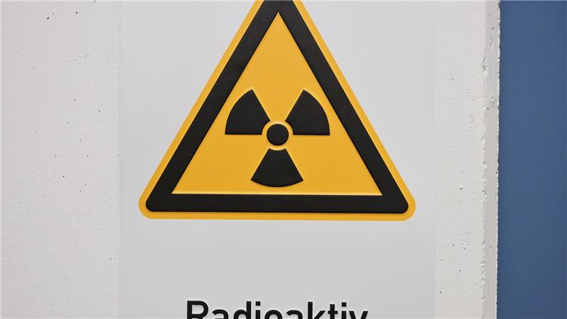 Ein Schild mit der Aufschrift „radioaktiv“ hängt im Labor im Bundesamt für Strahlenschutz .
