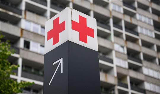 Ein Schild mit einem roten Kreuz weist den Weg zur Notaufnahme des Klinikums Region Hannover.