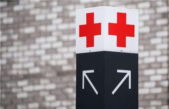 Ein Schild mit einem roten Kreuz weist den Weg zur Notaufnahme des KRH Klinikum Region Hannover Klinikum Siloah.