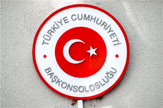Ein Schild mit türkischer Flagge hängt am türkischen Konsulat in der Nordstadt.