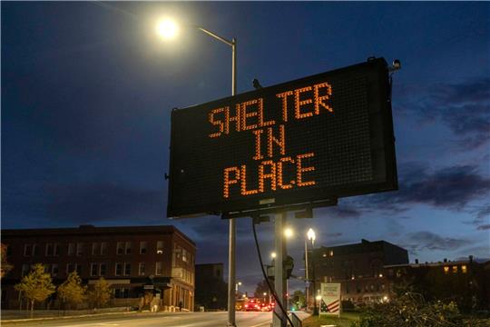 Ein Schild rät den Anwohnern in der US-Stadt Lewiston, zu Hause zu bleiben.