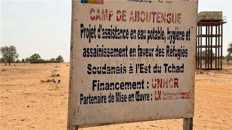 Sudans vergessenes Leid: Leben im Stillstand nach der Flucht Ein Schild steht am Eingang des Flüchtlingslagers Aboutengé.