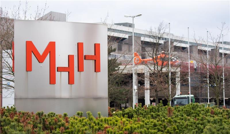 Medizinische Hochschule transplantiert 2023 mehr Organe Ein Schild steht an der Medizinischen Hochschule Hannover (MHH).