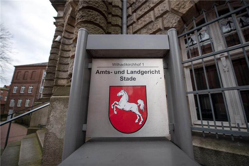 Urteil gegen Männer, die unter der Erde Hanf angebaut haben Ein Schild steht vor dem Amts- und Landgericht in Stade.