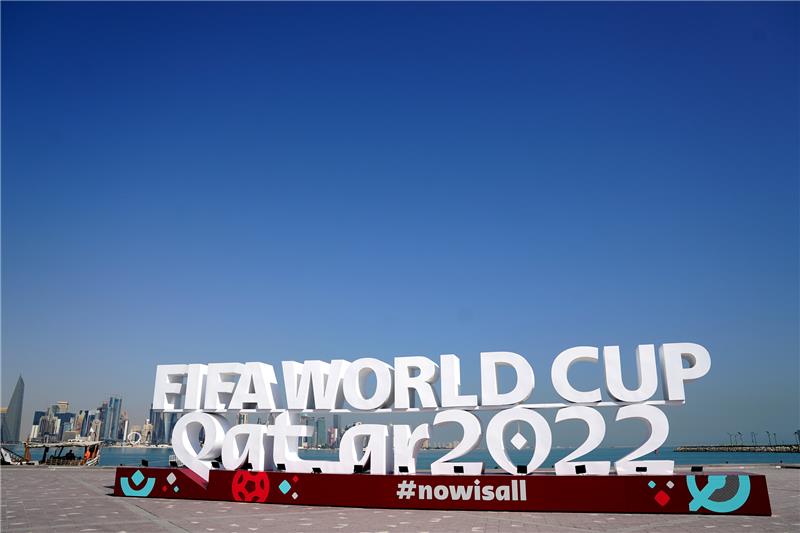 Worauf sich Fans in Katar einstellen müssen Ein Schild von Katar 2022 an der Corniche von Doha im Vorfeld der FIFA Fussball-Weltmeisterschaft 2022 in Katar. Eine Million Fans werden in Katar erwartet. Foto: Adam Davy/dpa