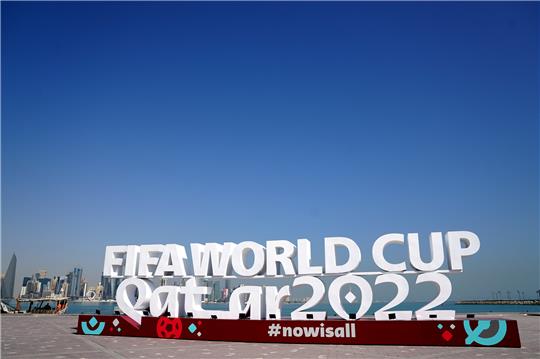 Ein Schild von Katar 2022 an der Corniche von Doha im Vorfeld der FIFA Fussball-Weltmeisterschaft 2022 in Katar. Eine Million Fans werden in Katar erwartet. Foto: Adam Davy/dpa