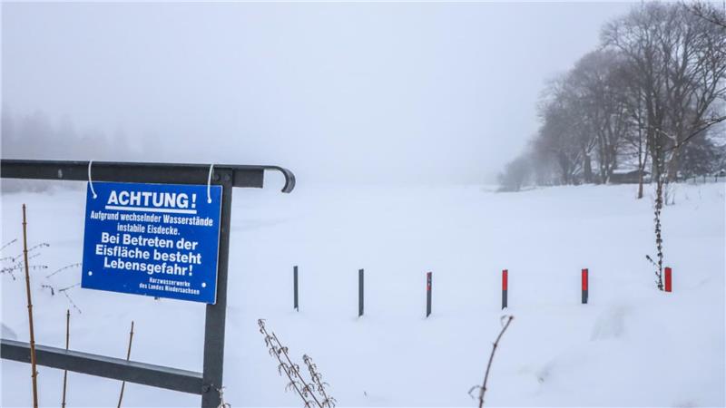 Ein Warnschild am Unteren Hausherzberger Teich.