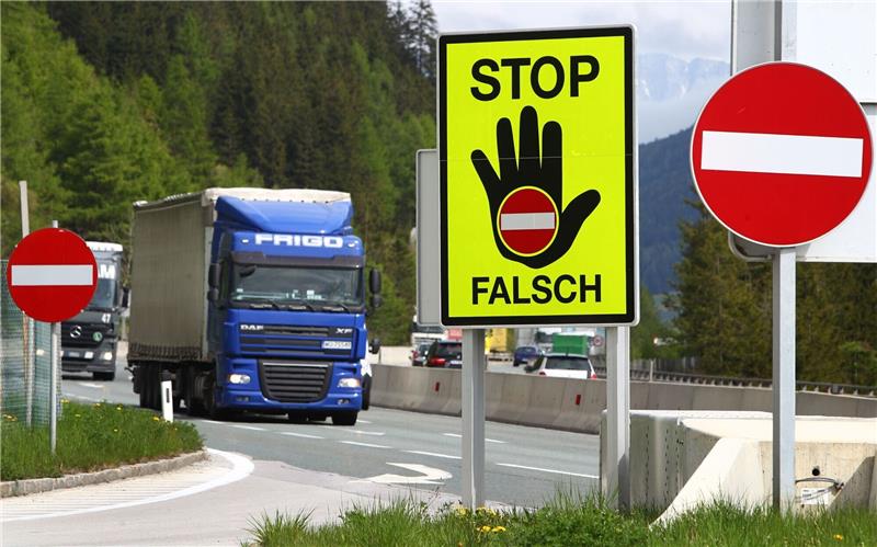 Ein Schild warnt auf einer Raststätte an der Brennerautobahn A13 bei Schönberg (Österreich) vor dem Befahren der Autobahn in die falsche Richtung.