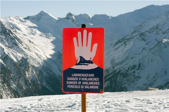 Ein Schild warnt im Skigebiet auf dem Wildkogel vor abgehenden Lawinen.