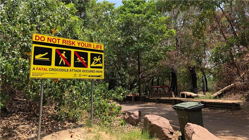 Krokodil gegen Mensch in Indonesien Ein Schild warnt im tropischen Norden von Australien vor Krokodilen. (Archivbild)