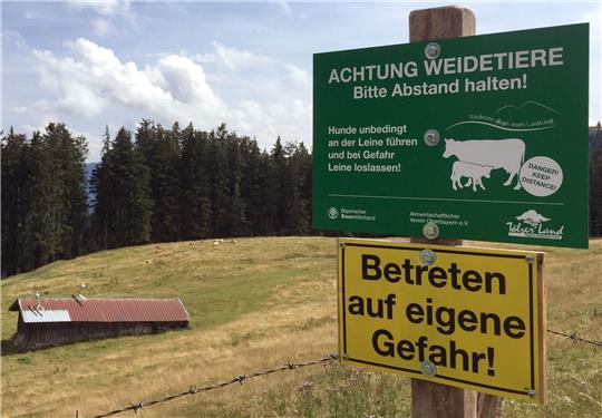Ein Schild warnt vor dem Betreten einer Kuhweide (Symbolbild).