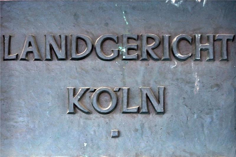 Junge Männer sollen 85-Jährigen bei Überfall ermordet haben Ein Schild weißt auf das Landgericht in Köln hin. Wegen Mordes an einem 85-Jährigen und versuchten Raubes mit Todesfolge stehen seit Dienstag ein 20- und ein 21-Jähriger vor dem Kölner Landgericht.