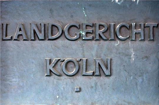 Ein Schild weißt auf das Landgericht in Köln hin. Wegen Mordes an einem 85-Jährigen und versuchten Raubes mit Todesfolge stehen seit Dienstag ein 20- und ein 21-Jähriger vor dem Kölner Landgericht.