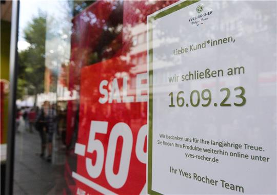 Ein Schild weist am Eingang einer Yves-Rocher-Filiale auf die Schließung des Ladens in Stuttgart hin.