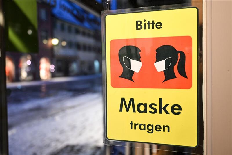 Regelungen zu Maskenpflichten für Corona-Herbst in Sicht Ein Schild weist am Eingang eines Ladens auf die Maskenpflicht hin.