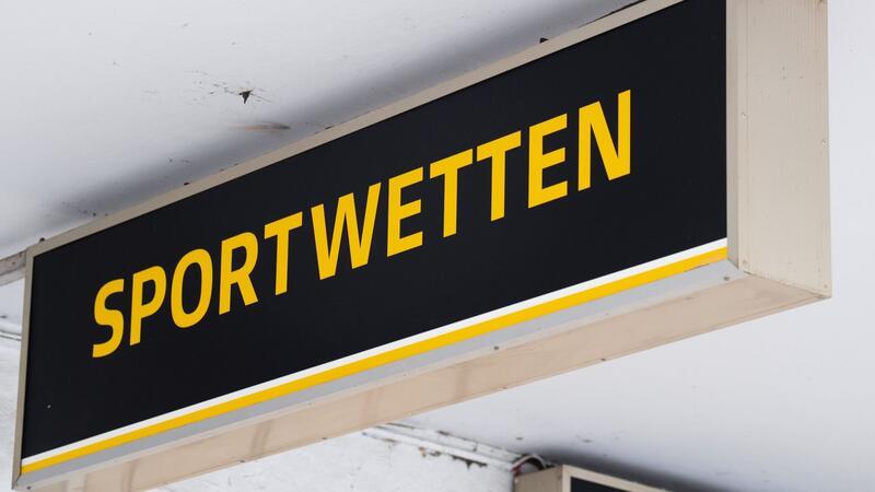 Diakonie warnt zur Europameisterschaft vor Glücksspielsucht Ein Schild weist auf Sportwetten-Angebote hin.