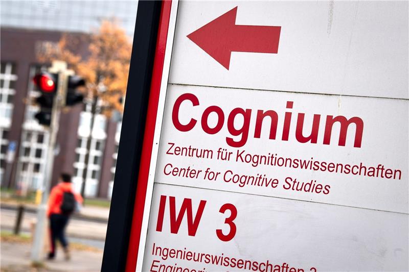 Ein Schild weist auf das Cognium der Universität Bremen hin, indem die Neuro- und Kognitionswissenschaften ihren Sitz haben.