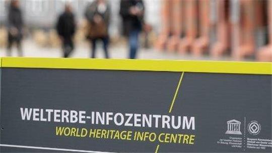 Ein Schild weist auf das Welterbe-Informationszentrum in Goslar hin. Die Welterbestiftung hat derweil mit finanziellen Problemen zu kämpfen.