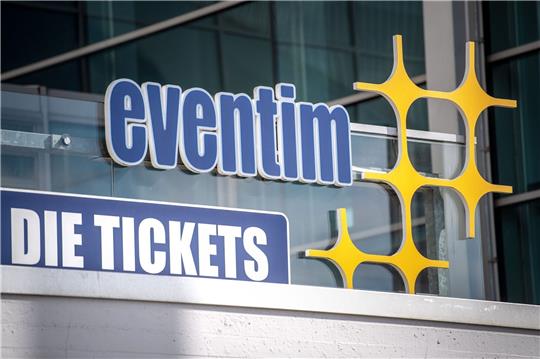 Ein Schild weist auf den Ticketverkauf von CTS Eventim hin.