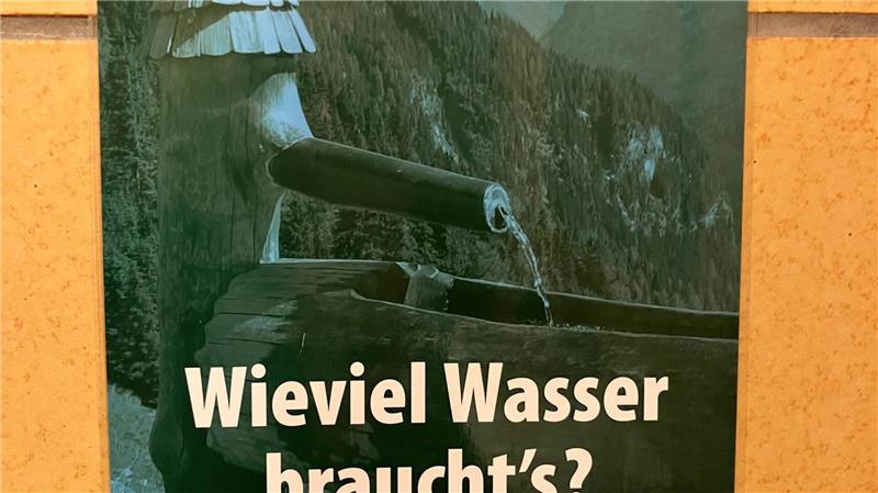 Ein Schild weist auf den Wassermangel in der Hütte hin