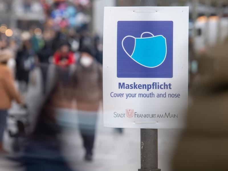 Ein Schild weist auf der Einkaufsstraße Zeil auf die Maskenpflicht hin. Foto: Sebastian Gollnow/dpa