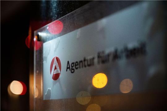 Ein Schild weist auf die Agentur für Arbeit hin.