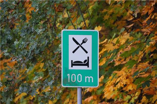 Ein Schild weist auf die Möglichkeit zum Essen und Übernachten hin: Die Übernachtungszahlen steigen.