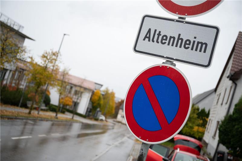 Internet, größere Zimmer: Pflegeheime müssen nachrüsten Ein Schild weist auf ein Altenheim hin.