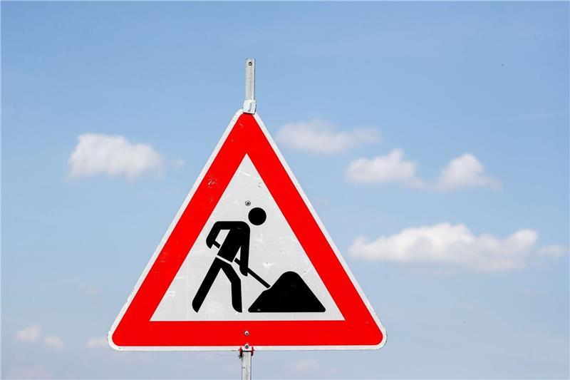 Elbbrücke bei Geesthacht im Juli und August voll gesperrt Ein Schild weist auf eine Baustelle hin.