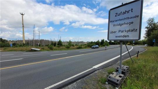 Ein Schild weist darauf hin, dass die Zufahrt zum Wildkatzengehege (links) über den Parkplatz (rechts) erfolgen soll.