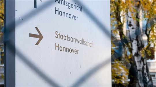 Ein Schild weist den Weg zum Amtsgericht und zur Staatsanwaltschaft Hannover.