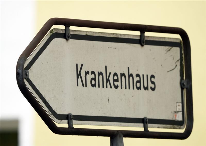 Ein Schild weist den Weg zum Krankenhaus.