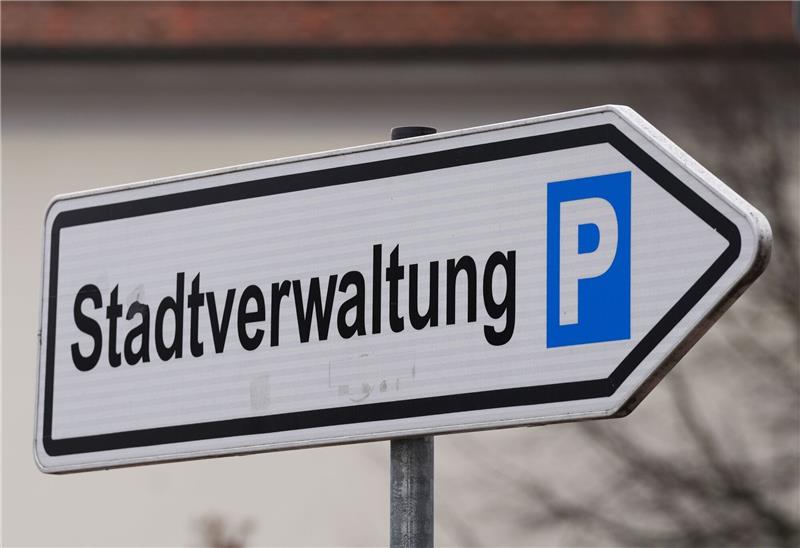 Hannovers Oberbürgermeister für höhere SUV-Parkgebühren Ein Schild weist den Weg zum Parkplatz der Stadtverwaltung.