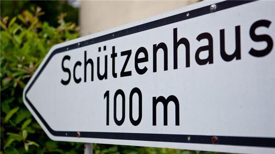Ein Schild weist den Weg zum Schützenhaus.