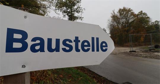 Ein Schild mit der Aufschrift Baustelle.