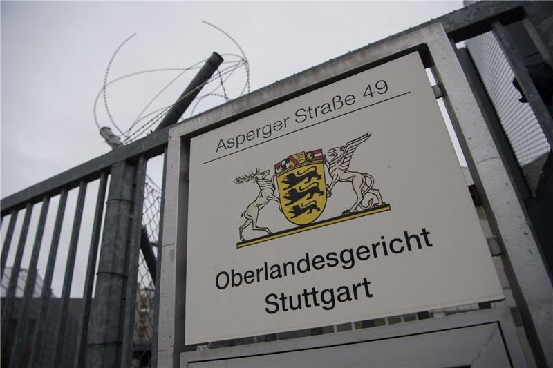 Ein Schild weist in Stuttgart-Stammheim auf das Oberlandesgericht hin.